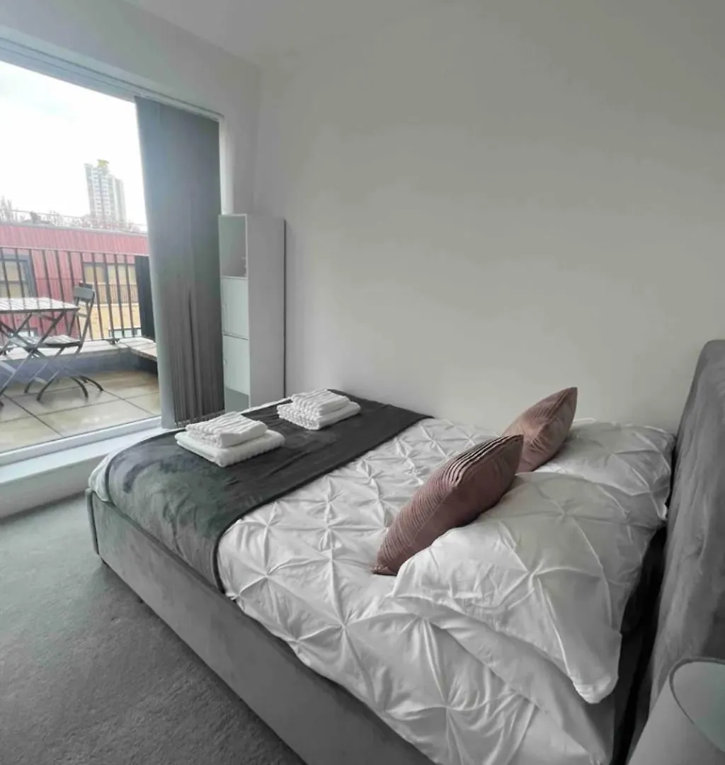 Private Room In London With Balcony United Kingdom