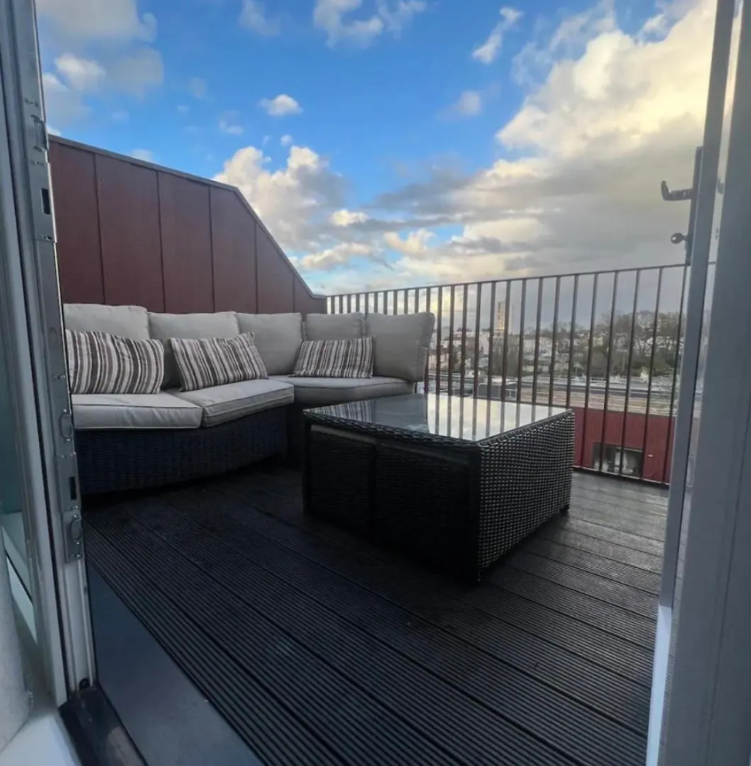 Private Room In London With Balcony Homestay